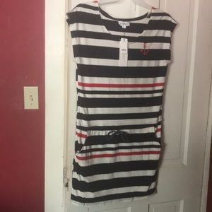 Adorable T-shirt dress with pockets and drawstring